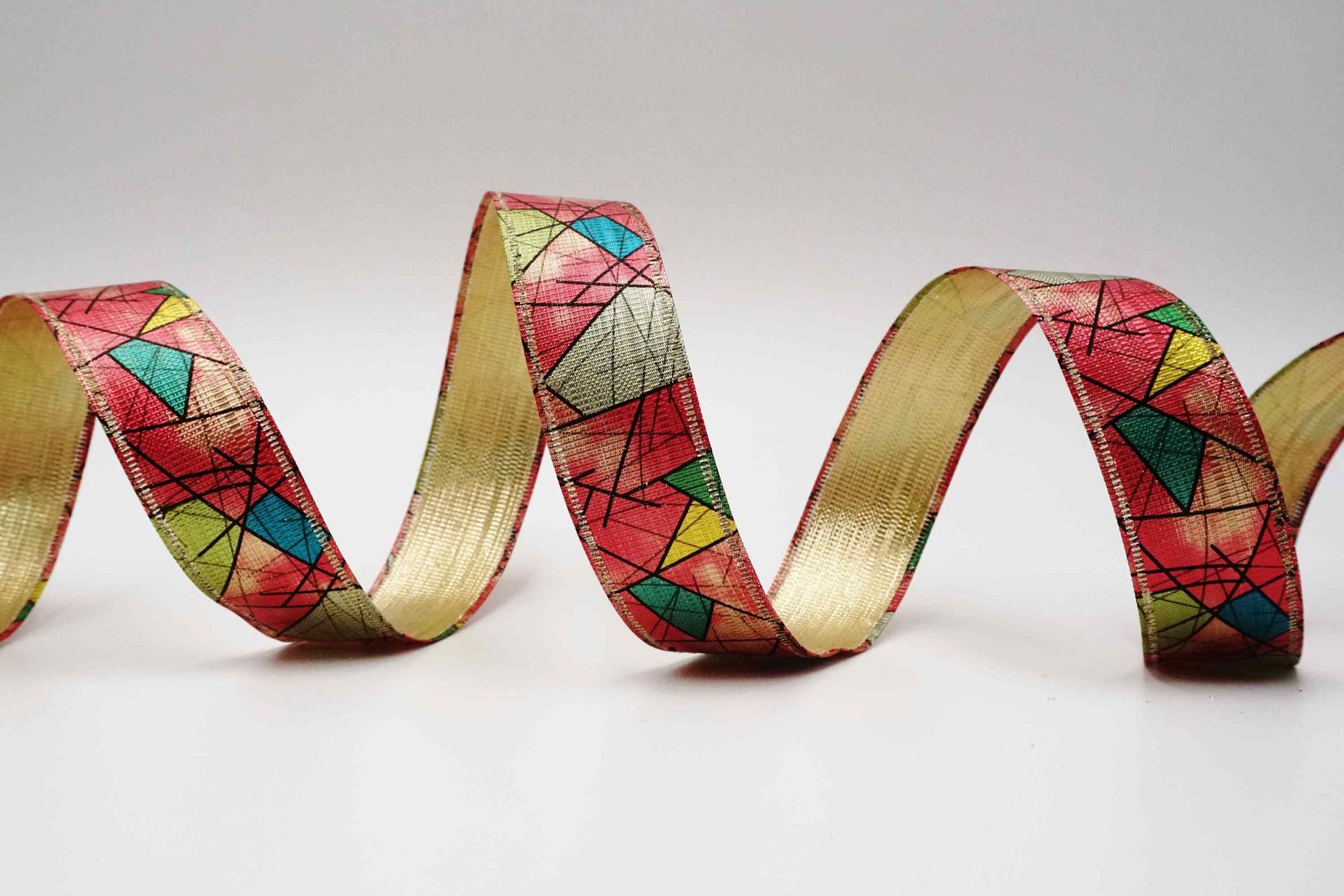 色彩繽紛幾何圖形緞帶